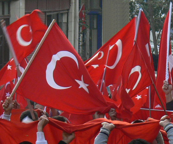 sopalı miting 1 mayıs yürüyüş türk bayrağı sendika bayrakları